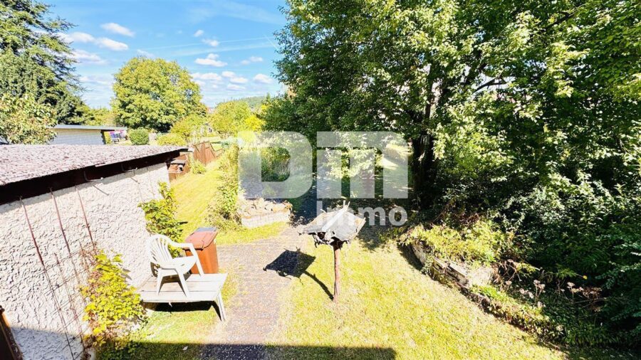 Gepflegtes Einfamilienhaus auf großem Grundstück mit Garage, Terrasse und Balkon - Großer Gartenbereich / Ausblick Terrasse